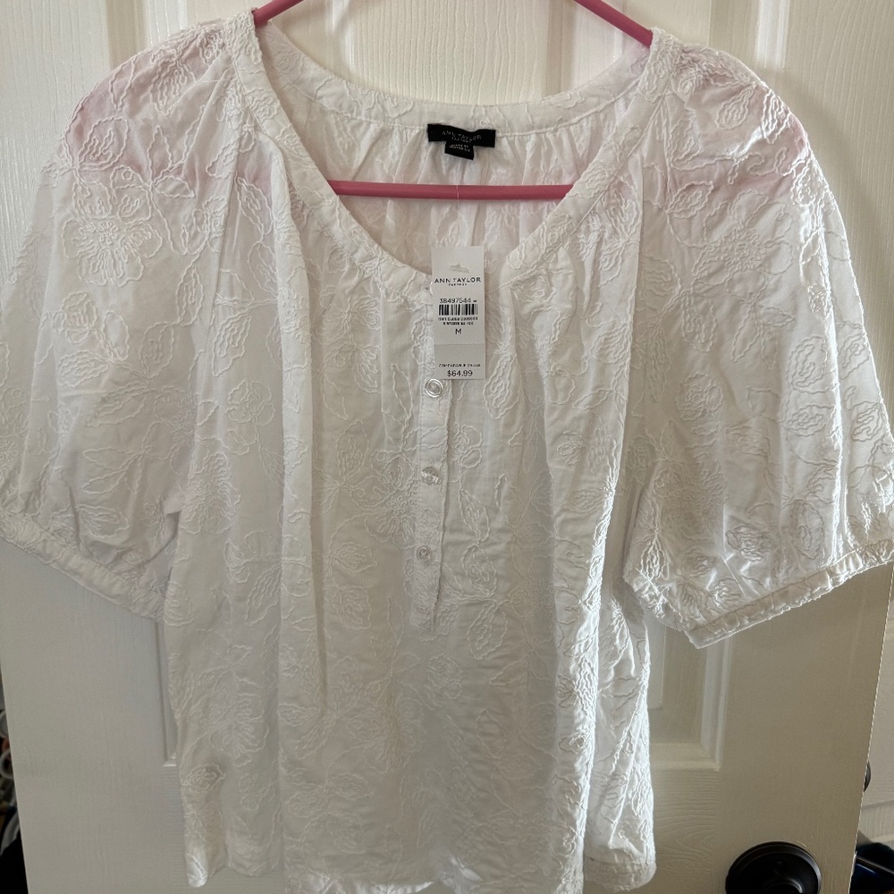 Adorable White Ann Taylor White Top NWT Sz Medium NWT